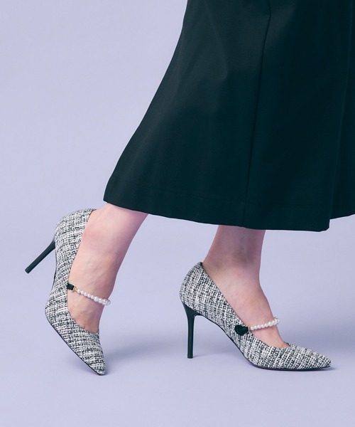 SEVEN TWELVE THIRTY（セヴントゥエルヴサーティー）の「スティレットヒールパールストラップﾊﾟﾝﾌﾟｽ（パンプス・レディース・ブラック/レッド系その他/グレイッシュベージュ/ブラック系その他・22cm/22.5cm/23cm/23.5cm/24cm/24.5cm）」の2枚目の写真