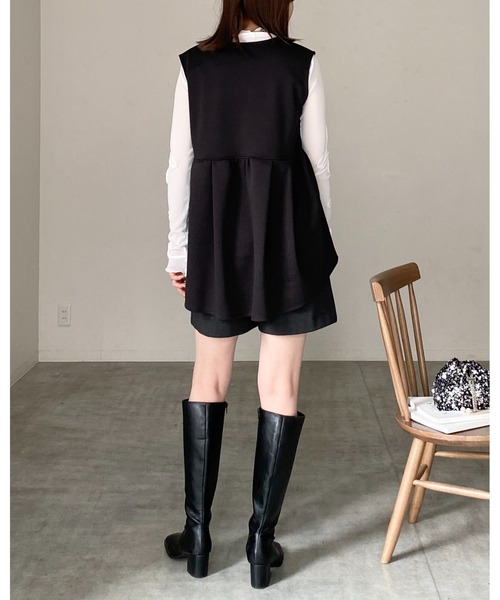 She's Closet(シーズクローゼット)の「深Vネックハイウエストタック切り替えフレアペプラムベストプルオーバー(ベスト・レディース・ブラック/ベージュ・FREE)」の4枚目の写真
