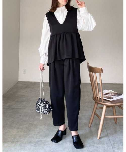 She's Closet(シーズクローゼット)の「深Vネックハイウエストタック切り替えフレアペプラムベストプルオーバー(ベスト・レディース・ブラック/ベージュ・FREE)」の9枚目の写真