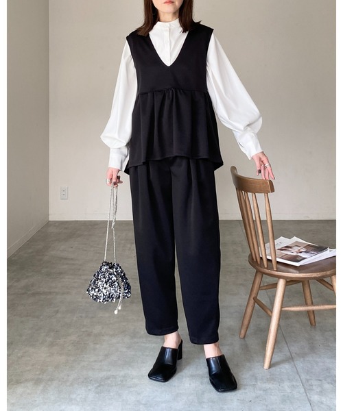 She's Closet(シーズクローゼット)の「深Vネックハイウエストタック切り替えフレアペプラムベストプルオーバー(ベスト・レディース・ブラック/ベージュ・FREE)」の10枚目の写真