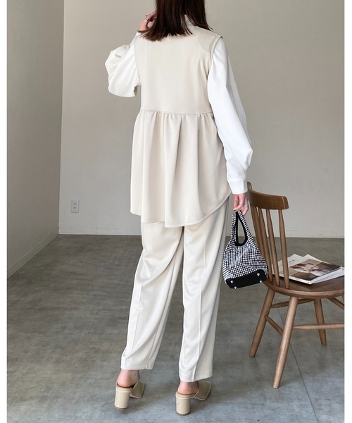 She's Closet(シーズクローゼット)の「深Vネックハイウエストタック切り替えフレアペプラムベストプルオーバー(ベスト・レディース・ブラック/ベージュ・FREE)」の13枚目の写真