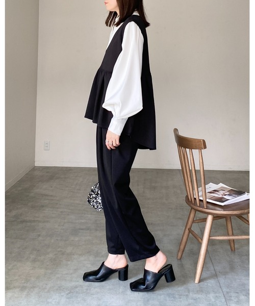 She's Closet(シーズクローゼット)の「深Vネックハイウエストタック切り替えフレアペプラムベストプルオーバー(ベスト・レディース・ブラック/ベージュ・FREE)」の19枚目の写真
