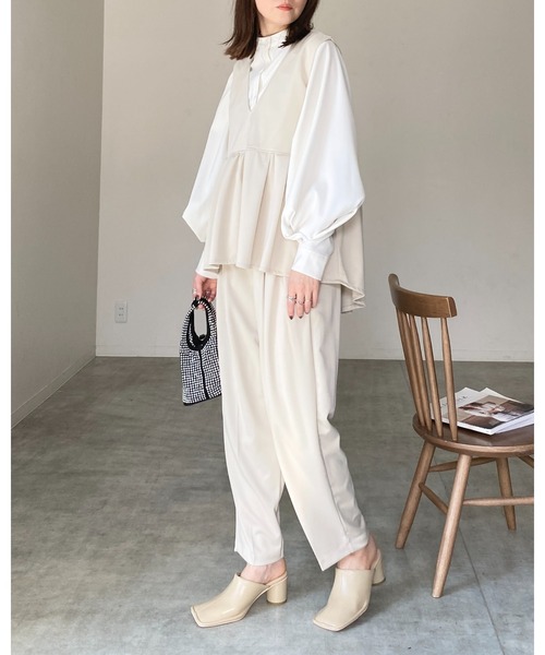 She's Closet(シーズクローゼット)の「深Vネックハイウエストタック切り替えフレアペプラムベストプルオーバー(ベスト・レディース・ブラック/ベージュ・FREE)」の20枚目の写真