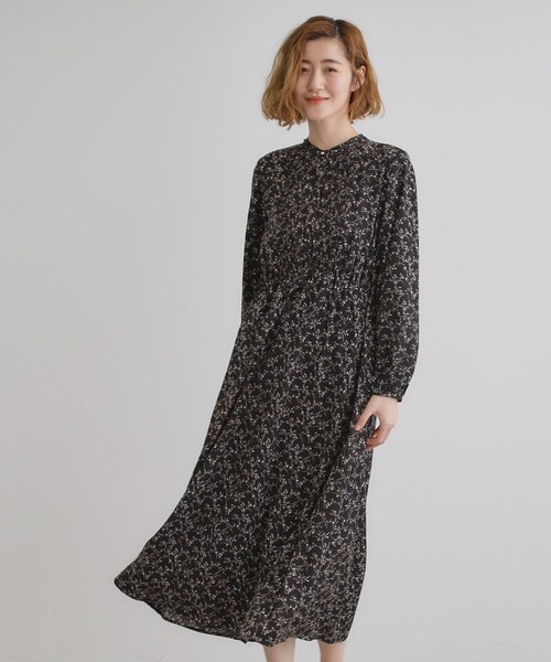 grove(グローブ)の「フロントタックフラワープリントワンピース(ワンピース・レディース・ブラック系/ベージュ系/ネイビー・02/01/03/04/05)」の4枚目の写真
