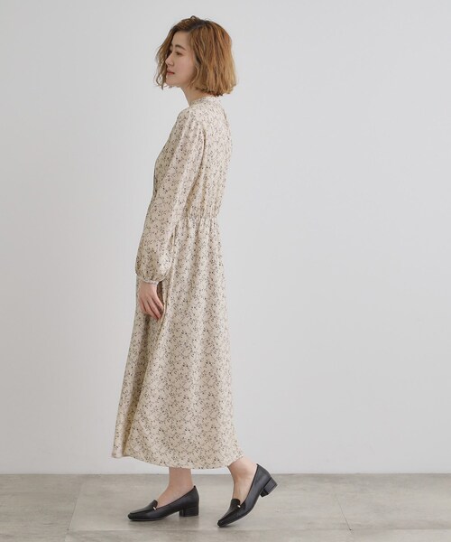 grove(グローブ)の「フロントタックフラワープリントワンピース(ワンピース・レディース・ブラック系/ベージュ系/ネイビー・02/01/03/04/05)」の10枚目の写真