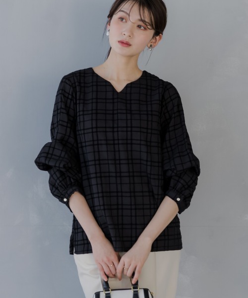 slattgir(スラットジール)の「高身長 フロッキーチェック袖2WAYブラウス(トールサイズ)fifiean(シャツ/ブラウス・レディース・ブラック系/クリーム・M/L/LL/3L/4L/5L)」の1枚目の写真