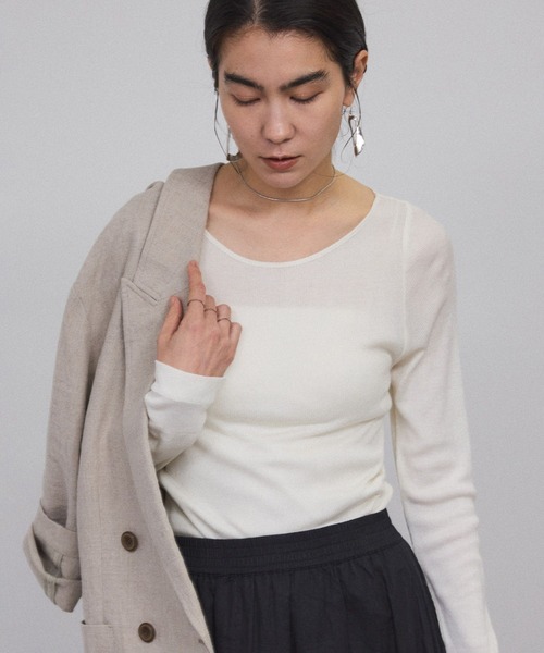 SALON adam et rope'（サロン アダム エ ロペ）の「Hug Silk ラウンドネックプルオーバー（Tシャツ/カットソー・レディース・ブラック/ネイビー/オフホワイト・FREE）」の2枚目の写真