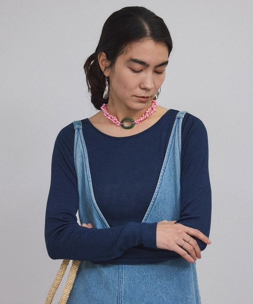 SALON adam et rope'（サロン アダム エ ロペ）の「Hug Silk ラウンドネックプルオーバー（Tシャツ/カットソー・レディース・ブラック/ネイビー/オフホワイト・FREE）」の5枚目の写真