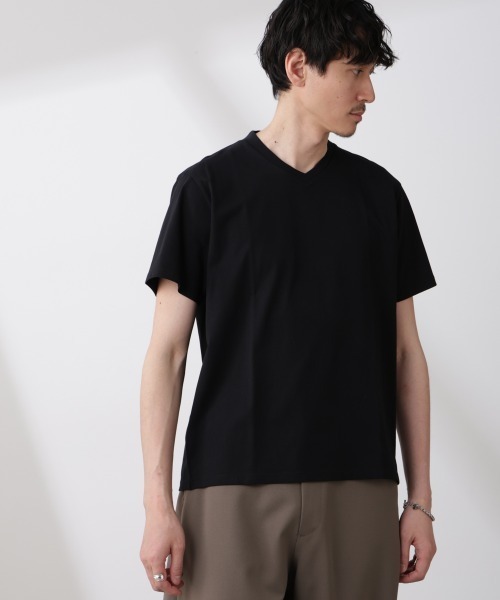 NANO universe(ナノユニバース)の「WEB限定/ジャケT(R) Vネック 半袖(Tシャツ/カットソー・メンズ・ホワイト/ブラック・S/M/L/XL)」の1枚目の写真