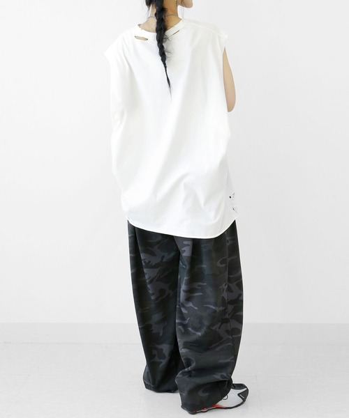 minsobi（ミンソビ）の「ダメージBIGノースリーブトップス  ユニセックス  ボクシーシルエット ノースリーブ（Tシャツ/カットソー・メンズ・アイボリー/ブラック・FREE）」の21枚目の写真