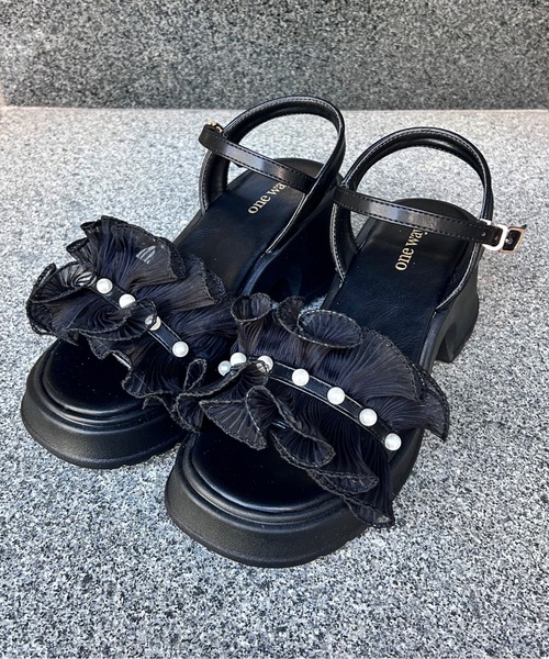 one wayザッカ（ワンウェイザッカ）の「チュールパールサンダル（サンダル・レディース・ホワイト/ブラック・SMALL/MEDIUM/LARGE）」の3枚目の写真