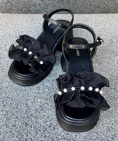 one wayザッカ（ワンウェイザッカ）の「チュールパールサンダル（サンダル・レディース・ホワイト/ブラック・SMALL/MEDIUM/LARGE）」の4枚目の写真