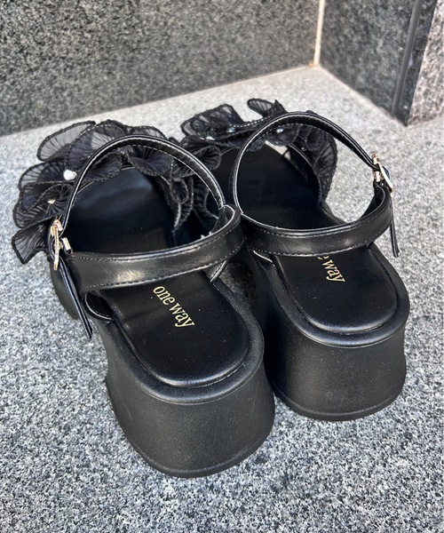one wayザッカ（ワンウェイザッカ）の「チュールパールサンダル（サンダル・レディース・ホワイト/ブラック・SMALL/MEDIUM/LARGE）」の5枚目の写真