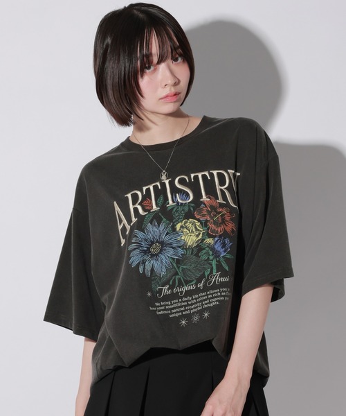 Anui（アニュイ）の「【UNISEX/2サイズ展開】ダークフラワーTシャツ（Tシャツ/カットソー・レディース・オートミール/ブラック・MEDIUM/LARGE）」の2枚目の写真