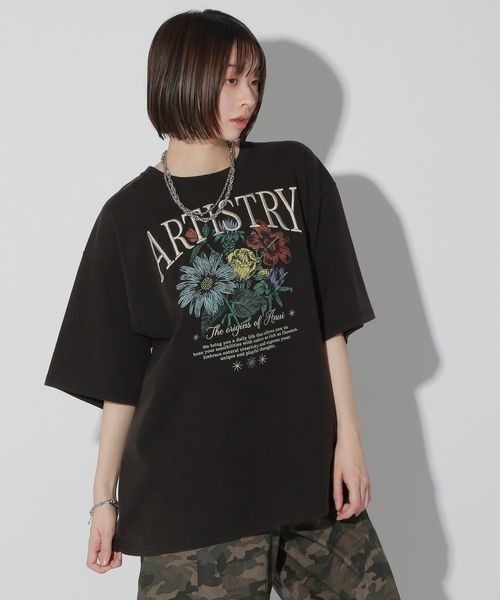 Anui（アニュイ）の「【UNISEX/2サイズ展開】ダークフラワーTシャツ（Tシャツ/カットソー・レディース・オートミール/ブラック・MEDIUM/LARGE）」の3枚目の写真