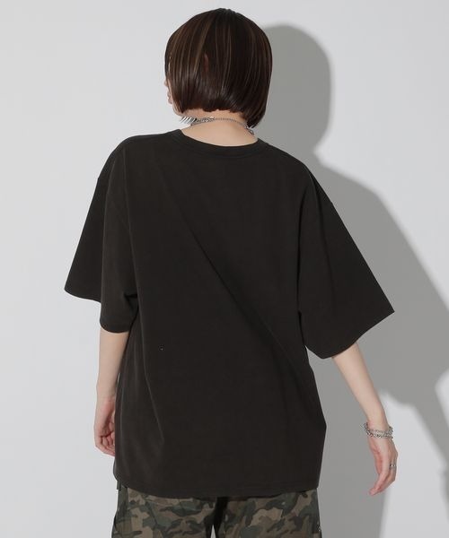 Anui（アニュイ）の「【UNISEX/2サイズ展開】ダークフラワーTシャツ（Tシャツ/カットソー・レディース・オートミール/ブラック・MEDIUM/LARGE）」の4枚目の写真