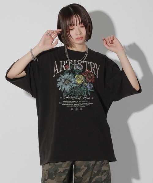 Anui（アニュイ）の「【UNISEX/2サイズ展開】ダークフラワーTシャツ（Tシャツ/カットソー・レディース・オートミール/ブラック・MEDIUM/LARGE）」の5枚目の写真