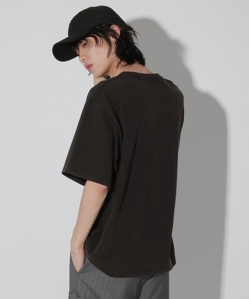 Anui（アニュイ）の「【UNISEX/2サイズ展開】ダークフラワーTシャツ（Tシャツ/カットソー・レディース・オートミール/ブラック・MEDIUM/LARGE）」の8枚目の写真