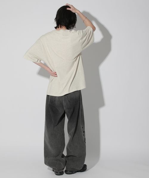 Anui（アニュイ）の「【UNISEX/2サイズ展開】ダークフラワーTシャツ（Tシャツ/カットソー・レディース・オートミール/ブラック・MEDIUM/LARGE）」の12枚目の写真