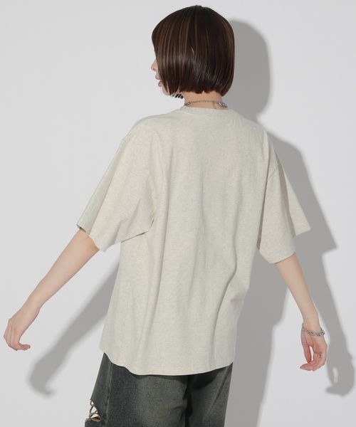 Anui（アニュイ）の「【UNISEX/2サイズ展開】ダークフラワーTシャツ（Tシャツ/カットソー・レディース・オートミール/ブラック・MEDIUM/LARGE）」の14枚目の写真