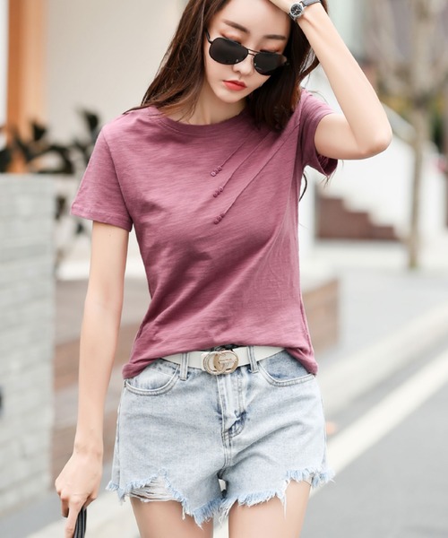 2ly2（トゥーリートゥー）の「さりげないアクセント♪プチボタン付きTシャツ（Tシャツ/カットソー・レディース・ブルー/パープル/ホワイト/グリーン・FREE）」の18枚目の写真
