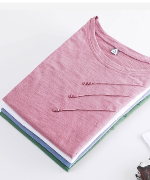 2ly2（トゥーリートゥー）の「さりげないアクセント♪プチボタン付きTシャツ（Tシャツ/カットソー・レディース・ブルー/パープル/ホワイト/グリーン・FREE）」の19枚目の写真
