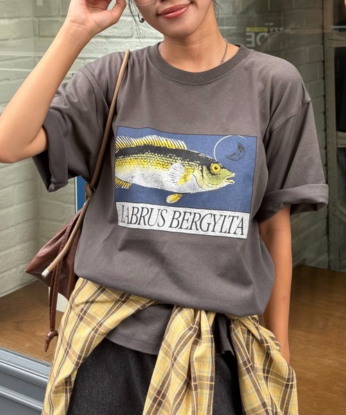 CIAOPANIC TYPY（チャオパニックティピー）の「【UNISEX】レトロ魚TEE（Tシャツ/カットソー・レディース・ホワイト/イエロー/グレー/チャコールグレー・MEDIUM/LARGE）」の3枚目の写真