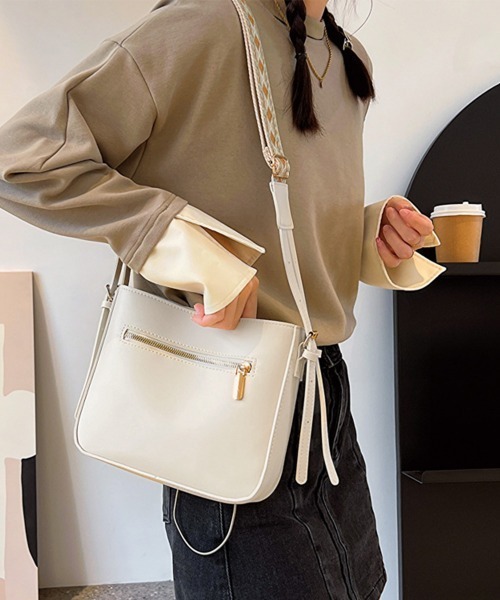 Miniministore(ミニミニストア)の「スクエアショルダーバッグ PUレーザー鞄(ショルダーバッグ・レディース・キャメル/ブラウン/アイボリー/ブラック・FREE)」の2枚目の写真