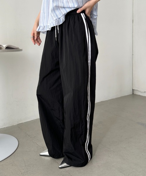 CLEA（クレア）の「サイドラインナイロントラックパンツ（その他パンツ・レディース・ライトブルー/ブラック/ネイビー/ベージュ・FREE）」の2枚目の写真