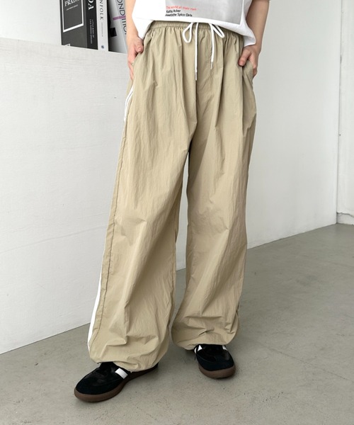 CLEA（クレア）の「サイドラインナイロントラックパンツ（その他パンツ・レディース・ライトブルー/ブラック/ネイビー/ベージュ・FREE）」の15枚目の写真