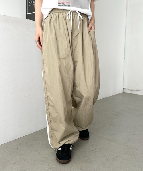 CLEA（クレア）の「サイドラインナイロントラックパンツ（その他パンツ・レディース・ライトブルー/ブラック/ネイビー/ベージュ・FREE）」の16枚目の写真