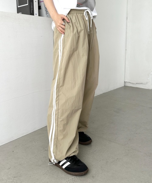 CLEA（クレア）の「サイドラインナイロントラックパンツ（その他パンツ・レディース・ライトブルー/ブラック/ネイビー/ベージュ・FREE）」の19枚目の写真