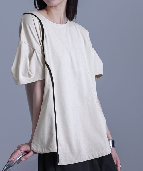 kOhAKU（コハク）の「『袖変形配色カーブラインカットソー』（Tシャツ/カットソー・レディース・グレイッシュベージュ/ブラック・2/1）」の2枚目の写真