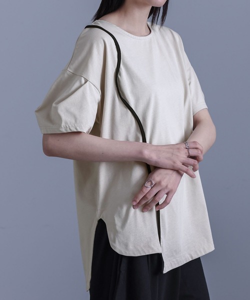 kOhAKU（コハク）の「『袖変形配色カーブラインカットソー』（Tシャツ/カットソー・レディース・グレイッシュベージュ/ブラック・2/1）」の9枚目の写真