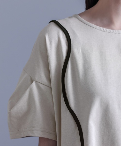 kOhAKU（コハク）の「『袖変形配色カーブラインカットソー』（Tシャツ/カットソー・レディース・グレイッシュベージュ/ブラック・2/1）」の10枚目の写真