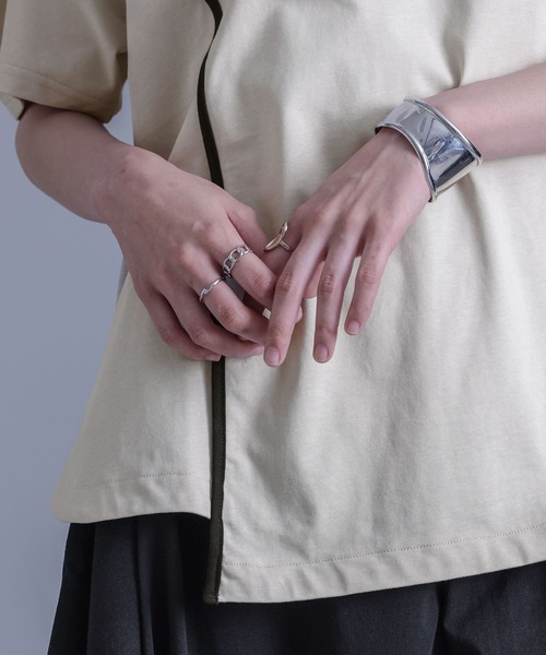 kOhAKU（コハク）の「『袖変形配色カーブラインカットソー』（Tシャツ/カットソー・レディース・グレイッシュベージュ/ブラック・2/1）」の13枚目の写真