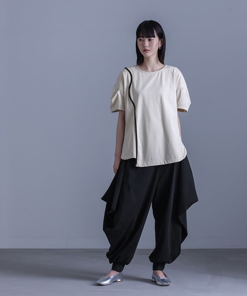 kOhAKU（コハク）の「『袖変形配色カーブラインカットソー』（Tシャツ/カットソー・レディース・グレイッシュベージュ/ブラック・2/1）」の17枚目の写真