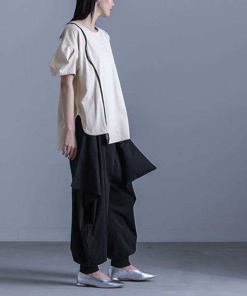 kOhAKU（コハク）の「『袖変形配色カーブラインカットソー』（Tシャツ/カットソー・レディース・グレイッシュベージュ/ブラック・2/1）」の15枚目の写真