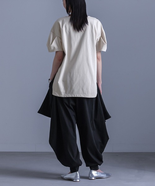 kOhAKU（コハク）の「『袖変形配色カーブラインカットソー』（Tシャツ/カットソー・レディース・グレイッシュベージュ/ブラック・2/1）」の16枚目の写真