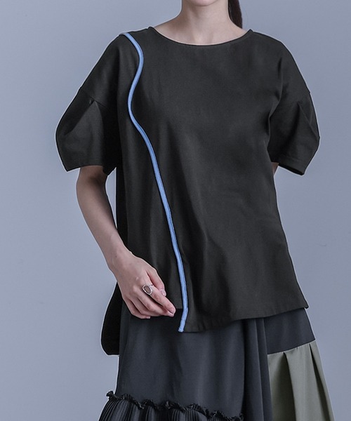 kOhAKU（コハク）の「『袖変形配色カーブラインカットソー』（Tシャツ/カットソー・レディース・グレイッシュベージュ/ブラック・2/1）」の20枚目の写真