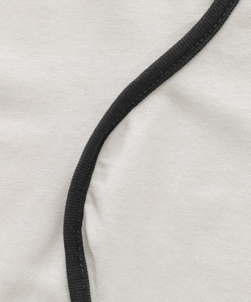 kOhAKU（コハク）の「『袖変形配色カーブラインカットソー』（Tシャツ/カットソー・レディース・グレイッシュベージュ/ブラック・2/1）」の3枚目の写真