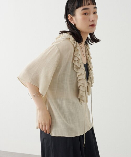 Omekashi(オメカシ)の「Uネックフリルブラウス(シャツ/ブラウス・レディース・ベージュ/オフホワイト/ブラウン・FREE)」の2枚目の写真