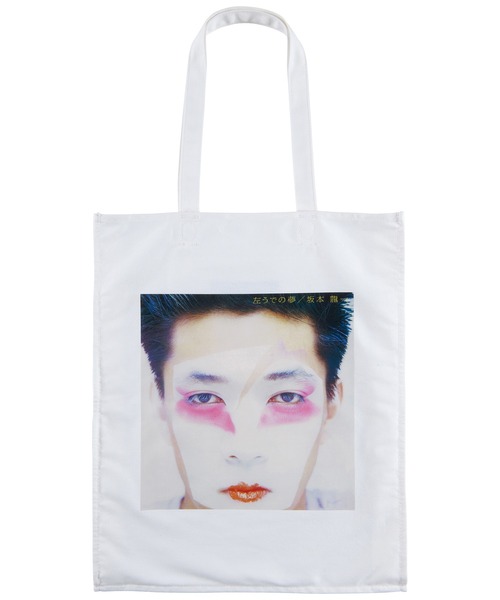 MEDICOM TOY(メディコムトイ)の「MLE 坂本龍一 「左うでの夢」 TOTE BAG(トートバッグ・メンズ・ホワイト・FREE)」の2枚目の写真