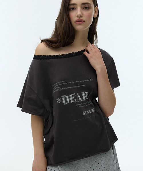 DEARSTALKER（ディアストーカー）の「DEARSTALKER／DEARオフショルダーＴ（Tシャツ/カットソー・レディース・チャコール/ホワイト・FREE）」の3枚目の写真