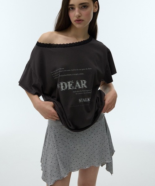 DEARSTALKER（ディアストーカー）の「DEARSTALKER／DEARオフショルダーＴ（Tシャツ/カットソー・レディース・チャコール/ホワイト・FREE）」の4枚目の写真
