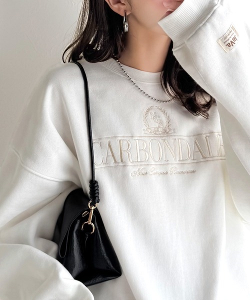 Java(ジャバ)の「《JaVa ジャバコラボ》微配色刺繍の上品ロゴデザイン。刺繍カレッジロゴ裏起毛スウェット(スウェット・レディース・オートミール/チャコール/オフホワイト・LARGE/MEDIUM/X-LARGE/SMALL)」の1枚目の写真