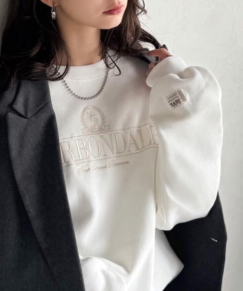 Java(ジャバ)の「《JaVa ジャバコラボ》微配色刺繍の上品ロゴデザイン。刺繍カレッジロゴ裏起毛スウェット(スウェット・レディース・オートミール/チャコール/オフホワイト・LARGE/MEDIUM/X-LARGE/SMALL)」の5枚目の写真