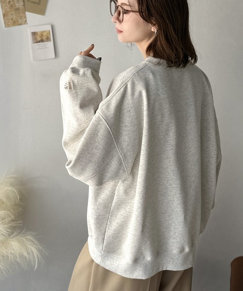 Java(ジャバ)の「《JaVa ジャバコラボ》微配色刺繍の上品ロゴデザイン。刺繍カレッジロゴ裏起毛スウェット(スウェット・レディース・オートミール/チャコール/オフホワイト・LARGE/MEDIUM/X-LARGE/SMALL)」の11枚目の写真