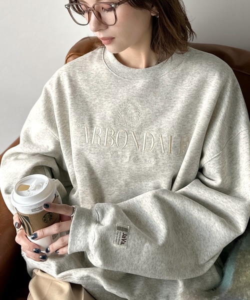Java(ジャバ)の「《JaVa ジャバコラボ》微配色刺繍の上品ロゴデザイン。刺繍カレッジロゴ裏起毛スウェット(スウェット・レディース・オートミール/チャコール/オフホワイト・LARGE/MEDIUM/X-LARGE/SMALL)」の9枚目の写真