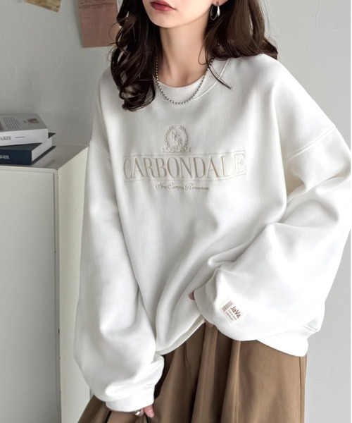 Java(ジャバ)の「《JaVa ジャバコラボ》微配色刺繍の上品ロゴデザイン。刺繍カレッジロゴ裏起毛スウェット(スウェット・レディース・オートミール/チャコール/オフホワイト・LARGE/MEDIUM/X-LARGE/SMALL)」の7枚目の写真